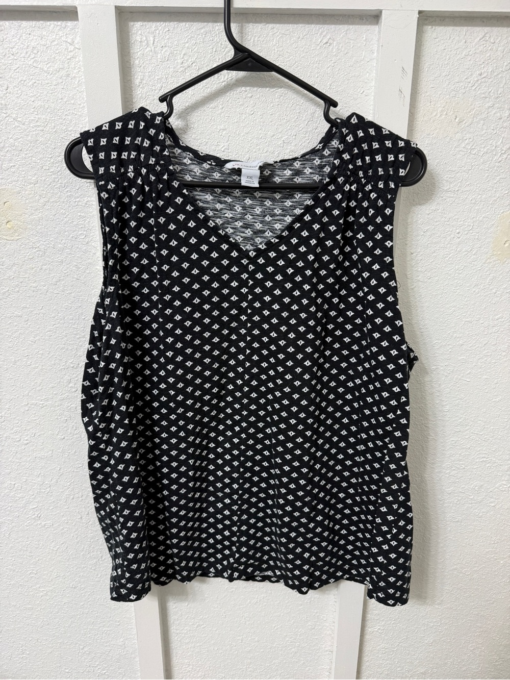 Liz Claiborne Black Sleeveless V-Neck Tank with White Diamond Print